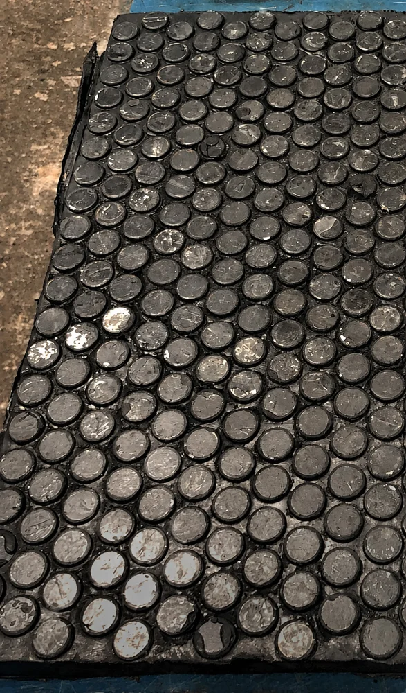 Placa de caucho con insertos cerámicos